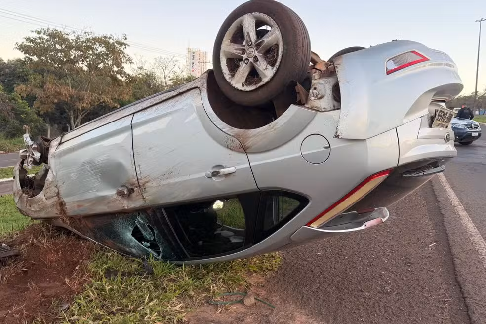 Motorista capota carro após passar por buraco em avenida
