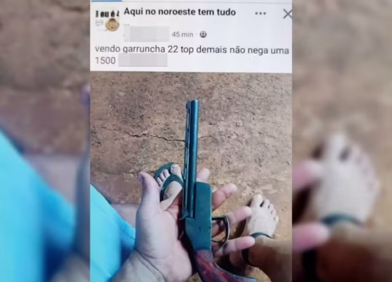 Homem aparece em publicação segurando arma e usando tornozeleira eletrônica - Foto: Redes sociais/Reprodução