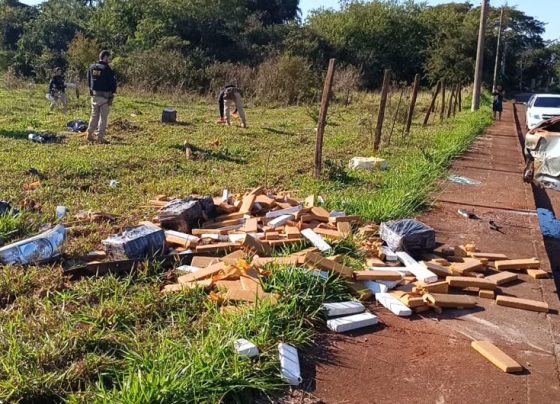 Tabletes de maconha ficaram espalhados após caminhonete capotar na Via Parque - Foto: Osvaldo Duarte/Dourados News