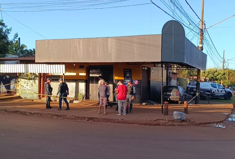 Homem é encontrado morto com as mãos amarradas em comércio de Dourados
