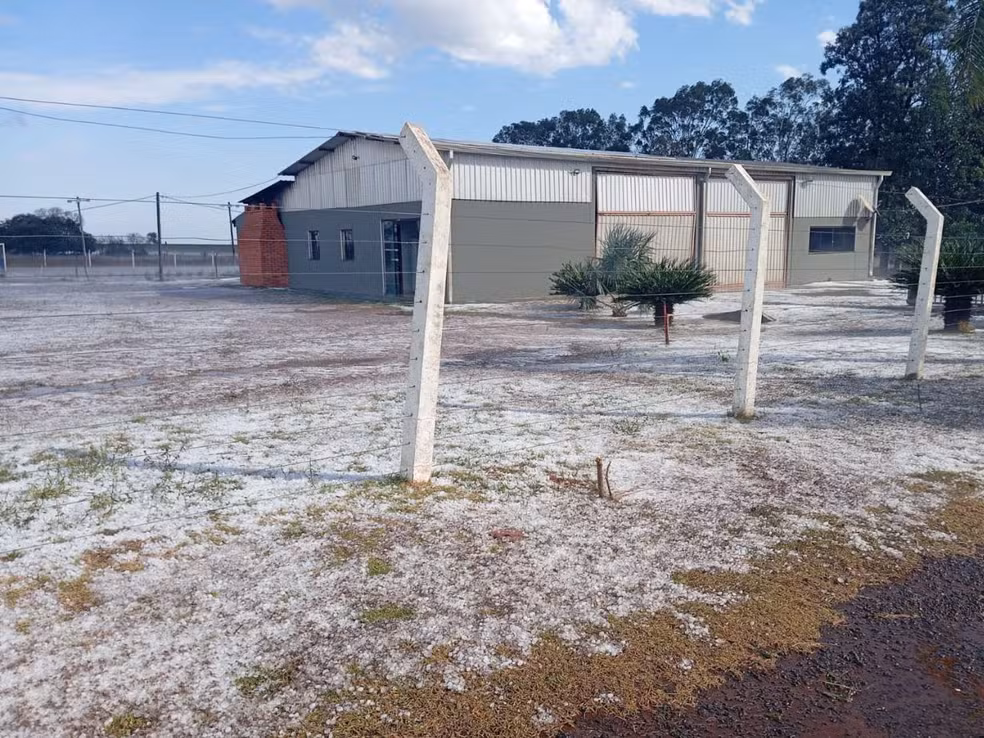 Tempestade de granizo pinta paisagem de branco em assentamento de MS