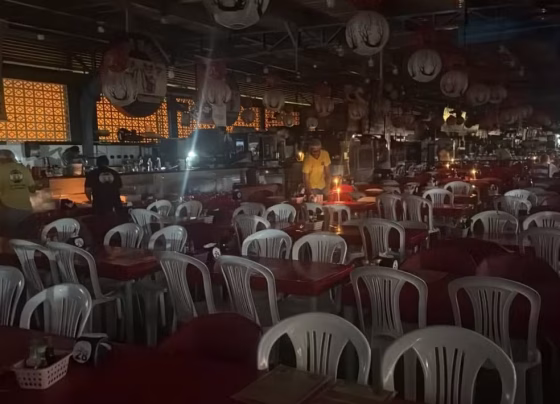 Comerciantes recorreram a velas após queda de energia atingir a Feira Central de Campo Grande - Foto: Diogo Nolasco