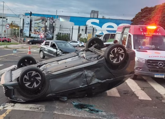 Veículo capotou após colisão no cruzamento da Avenida Afonso Pena com a Rua Joaquim Távora - Foto: José Aparecido