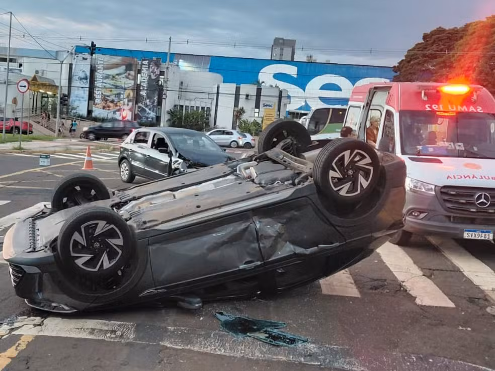 Gestante fica ferida após colisão e capotamento na Afonso Pena