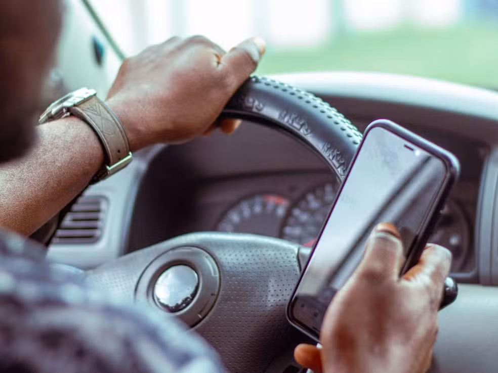 Motorista perde R$ 16,8 mil após falsa vaga e videochamada de 4 horas