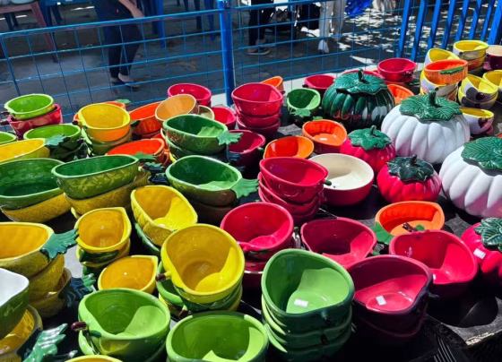 Peças de porcelana são vendidas a partir de R$ 5 em feira beneficente na Associação Juliano Varela - Foto: Emilenne Queiroz