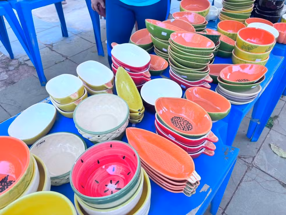 Feira reúne pratos, travessas, xícaras e outros itens de porcelana em Campo Grande - Foto: Emilenne Queiroz