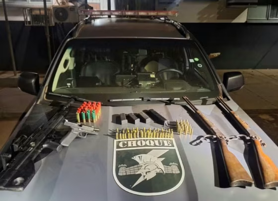 Armas e munições foram apreendidas pelo Batalhão de Choque em sítio de Bandeirantes - Foto: Choque