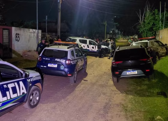 Viaturas ficaram em frente ao imóvel onde Joseane Oliveira Nunes foi encontrada morta - Foto: José Aparecido