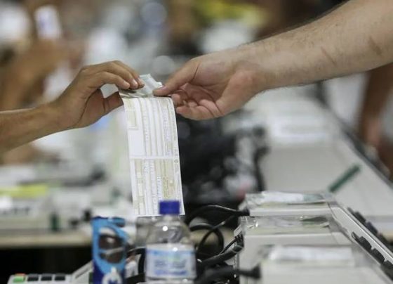 Eleitores que não comparecerem às urnas em 2026 deverão justificar a ausência à Justiça Eleitoral - Foto: Marcelo Camargo/Agência Brasil