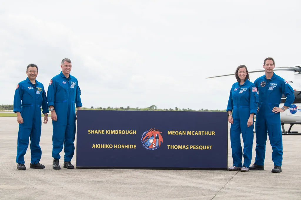 Da esquerda para a direita, o astronauta Thomas Pesquet da ESA (Agência Espacial Europeia), os astronautas da NASA Megan McArthur e Shane Kimbrough e o astronauta Akihiko Hoshide da Agência de Exploração Aeroespacial do Japão (JAXA) • Aubrey Gemignani/NASA via Getty Images