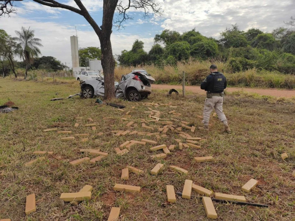 Carro com drogas parte ao meio após fuga da PRF em Três Lagoas