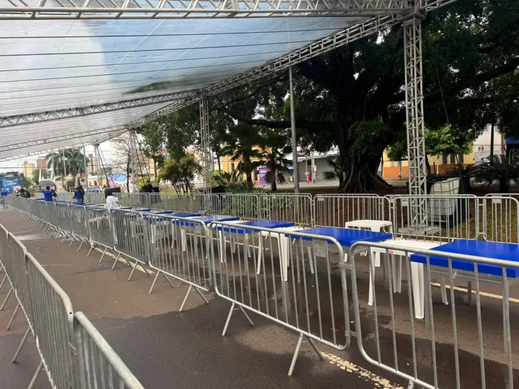 Público aguardou por mais de duas horas antes do início previsto da distribuição do bolo na Avenida Afonso Pena - Foto: Pietra Dorneles, Jornal Midiamax