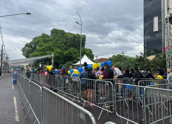 Moradores formaram fila ainda pela manhã para receber uma fatia do bolo de aniversário de Campo Grande - Foto: Pietra Dorneles, Jornal Midiamax
