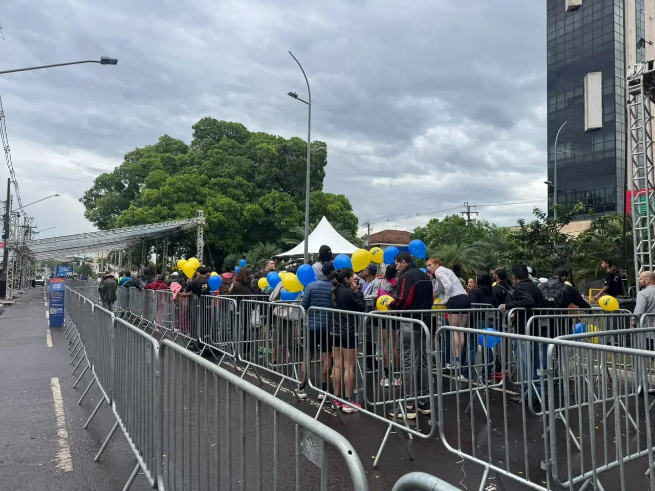 Fila começa cedo por bolo de 32 metros no aniversário de Campo Grande