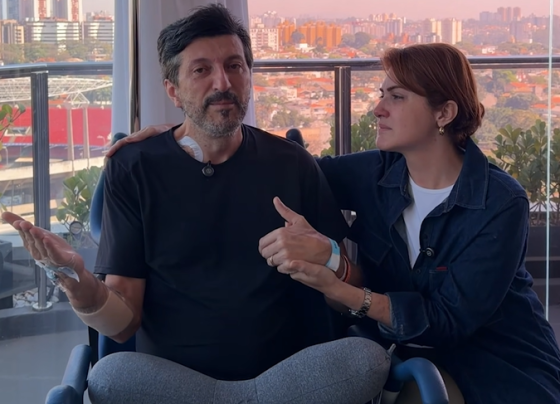 Lito Sousa apareceu ao lado da esposa, Mila Seidl, em vídeo gravado após receber o diagnóstico da doença rara - Foto: Aviões e Músicas/YouTube/Reprodução