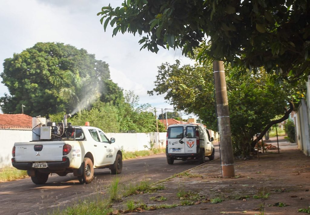 Veículos do controle de endemias percorrem bairros de Campo Grande durante aplicação do fumacê - Foto: CG Notícias