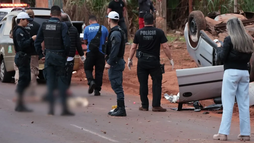 Carro ficou destruído após capotar na Avenida Guaicurus durante a madrugada em Campo Grande - Foto: Pietra Dorneles