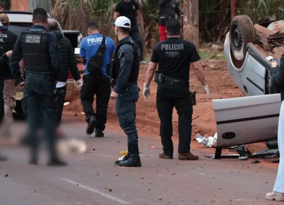 Carro ficou destruído após capotar na Avenida Guaicurus durante a madrugada em Campo Grande - Foto: Pietra Dorneles