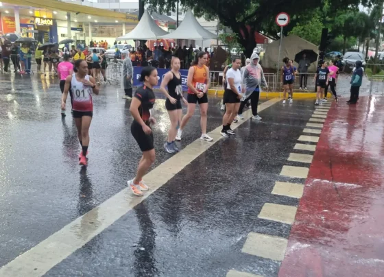 Corrida do Facho foi realizada sob chuva na manhã do aniversário de Campo Grande - Foto: Reprodução