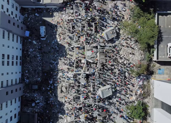 Moradores e equipes de resgate vasculham os escombros após um terremoto atingir Cali, na Colômbia, em 10 de agosto de 2026. — Foto: AP/Santiago Saldarriaga