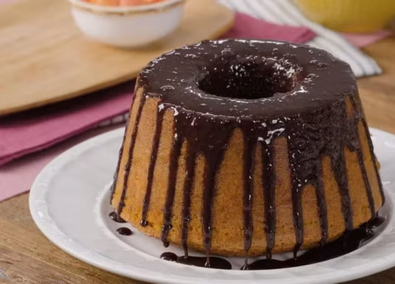 Bolo de cenoura de liquidificador leva ingredientes simples e recebe calda de chocolate feita na panela - Foto: Receitas