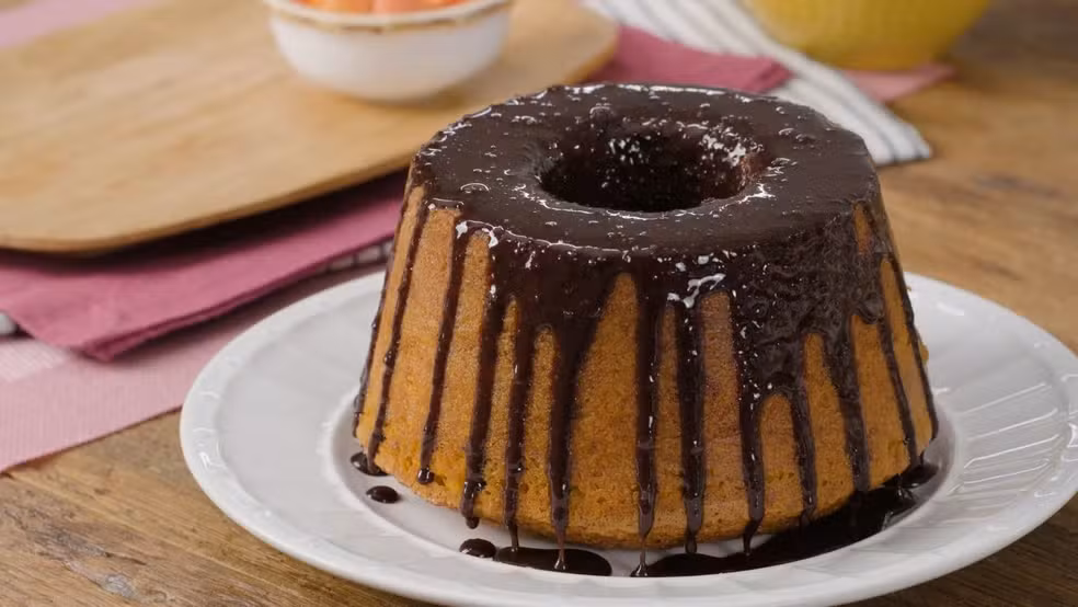 Bolo de cenoura de liquidificador fica pronto com calda simples de chocolate