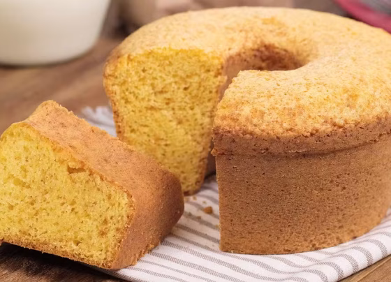 Bolo de fubá fofinho leva ingredientes simples e fica pronto em cerca de 45 minutos - Foto: Receitas