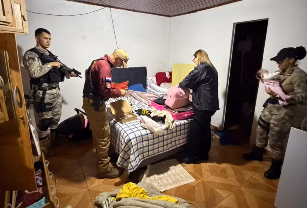 Polícia apreendeu celulares, documentos e um veículo durante a ação que localizou Ayla - Foto: Divulgação