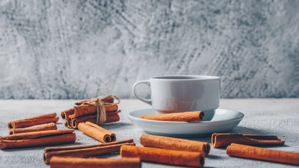 Chá de canela tende a ter efeito pequeno sobre a pressão arterial nas quantidades normalmente consumidas - Foto: 8photo/Freepik