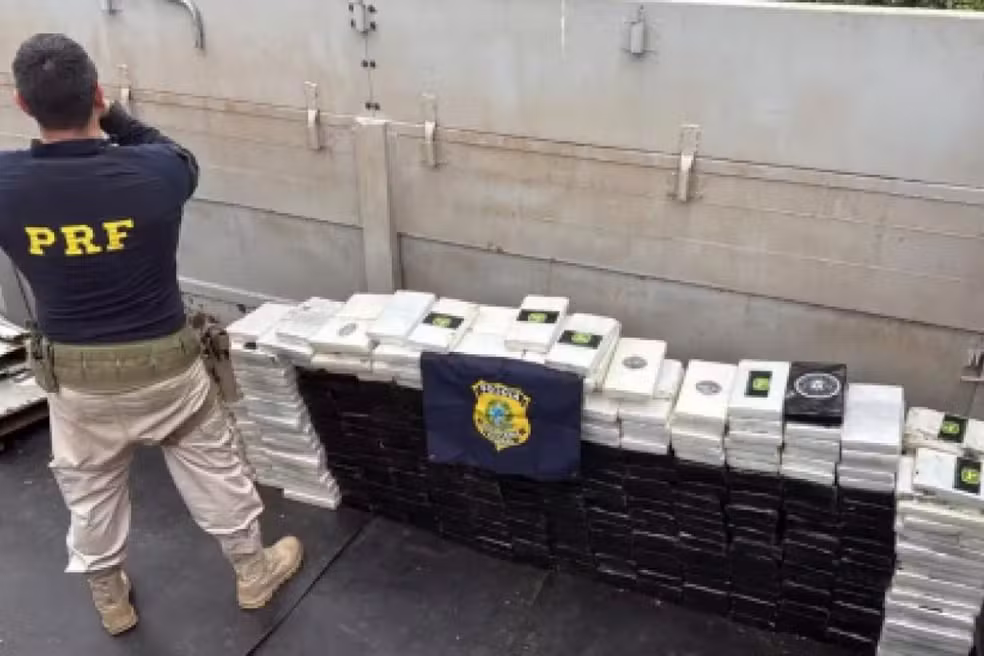 Pai e filho são presos com 420 kg de cocaína em carreta em MS