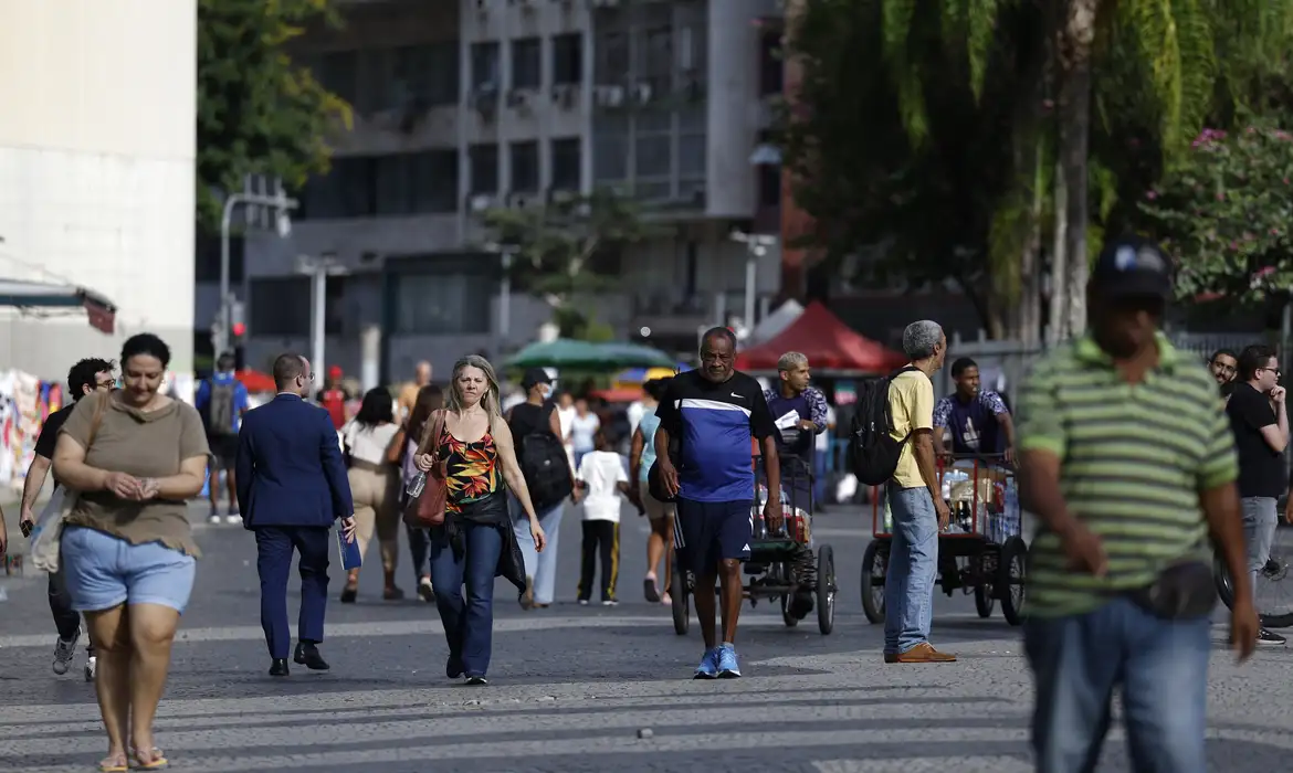 Brasil chega a 214,2 milhões de habitantes e cresce menos em 2026