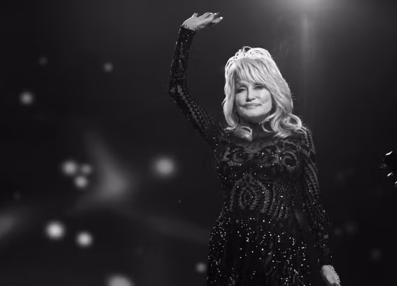 Dolly Parton construiu uma carreira de décadas como cantora, compositora, atriz e empresária - Foto: Rich Fury/Getty Images