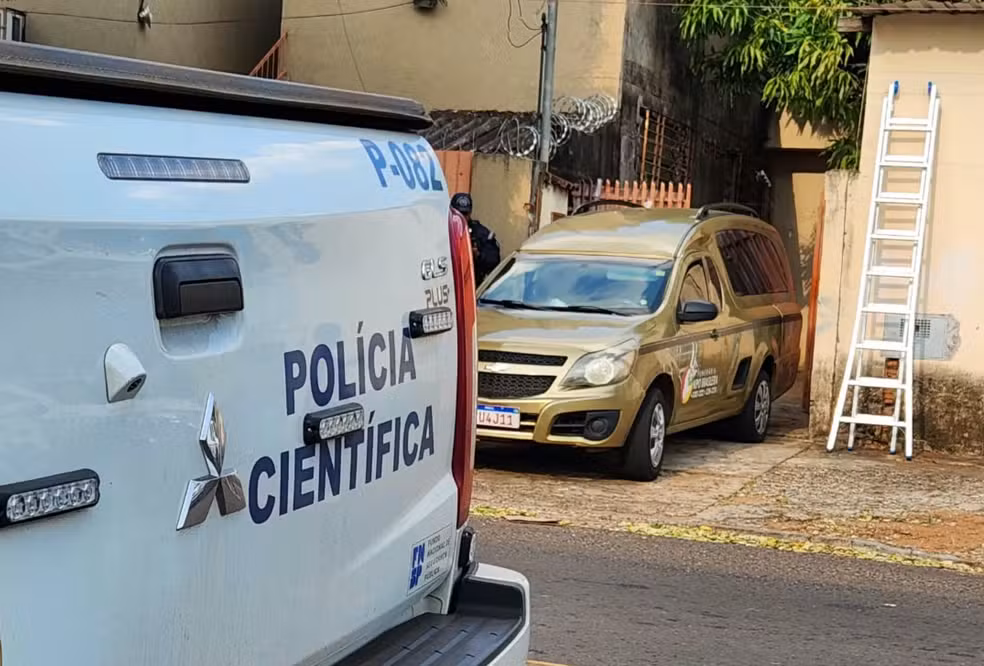 Mulher é encontrada morta em sofá e marido presta depoimento em Campo Grande