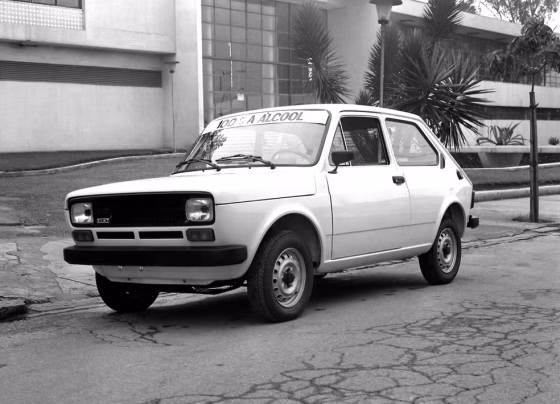 Fiat 147 lançado em 1979 marcou a produção em série de carros movidos exclusivamente a etanol - Foto: Divulgação/Stellantis