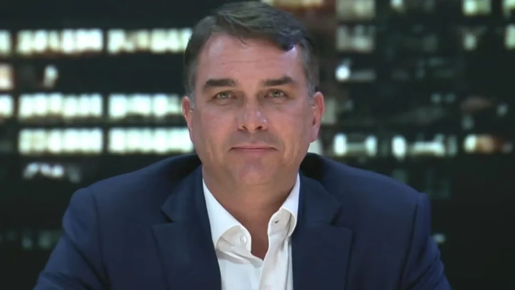 Flávio Bolsonaro teve filiação ao PL restabelecida por decisão do presidente do TSE - Foto: Reprodução/Band