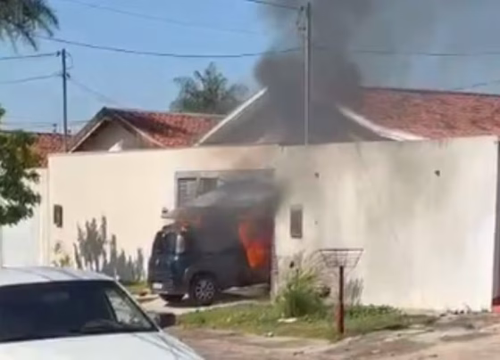 Fiat Mobi pegou fogo dentro da garagem de uma residência em Campo Grande - Foto: Arquivo pessoal