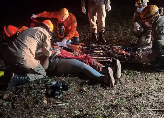 Corpo de Bombeiros atendeu as vítimas após capotamento nas proximidades do Assentamento Santa Lúcia - Foto: Corpo de Bombeiros