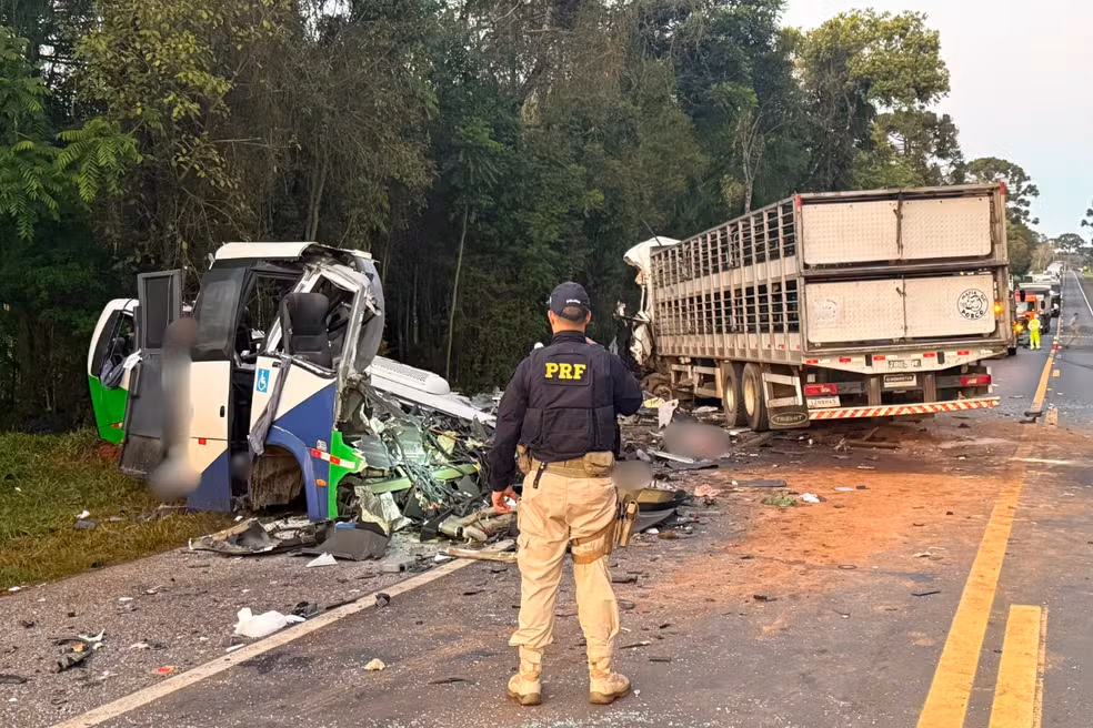 Colisão na BR-373 mata 23 em micro-ônibus da Saúde no Paraná