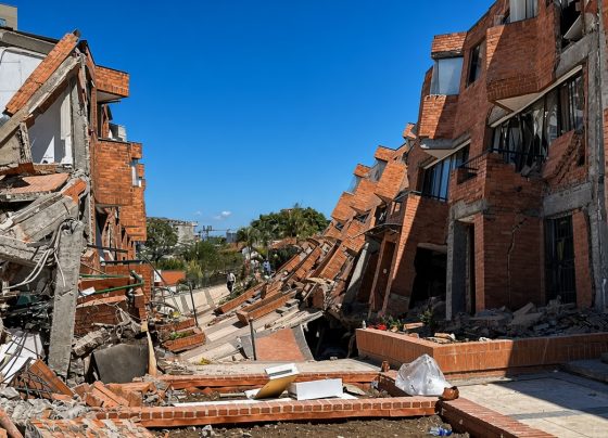 Prédios ficaram danificados em Cali após terremoto de magnitude 7,4 atingir a Colômbia - Foto: Marco Trujillo