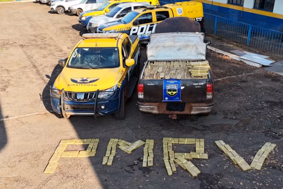 Caminhonete atola com 1,2 tonelada de maconha e motorista foge em MS