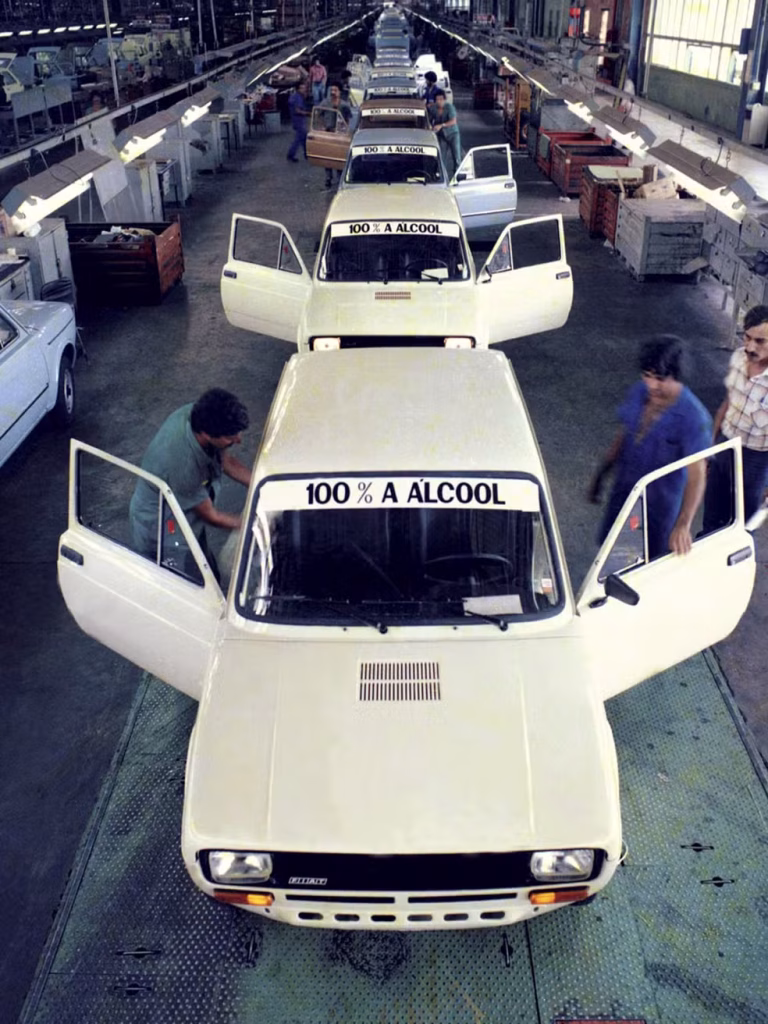 1979, linha de montagem do Fiat 147 movido a álcool em Betim (MG). — Foto: Divulgação / Stellantis