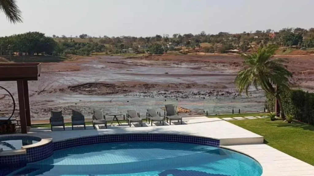 Famílias atingidas pelo rompimento da barragem ainda discutem o cumprimento dos acordos de indenização - Foto: Reprodução