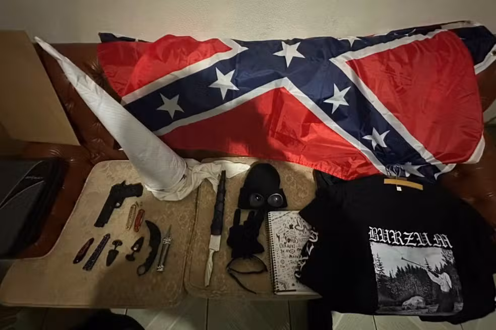 Polícia apreende itens neonazistas com jovens investigados por suicídio