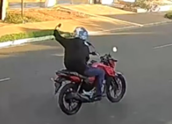 Motociclista aparece usando o celular momentos antes de atropelar idoso no Jardim Manaíra - Foto: Reprodução
