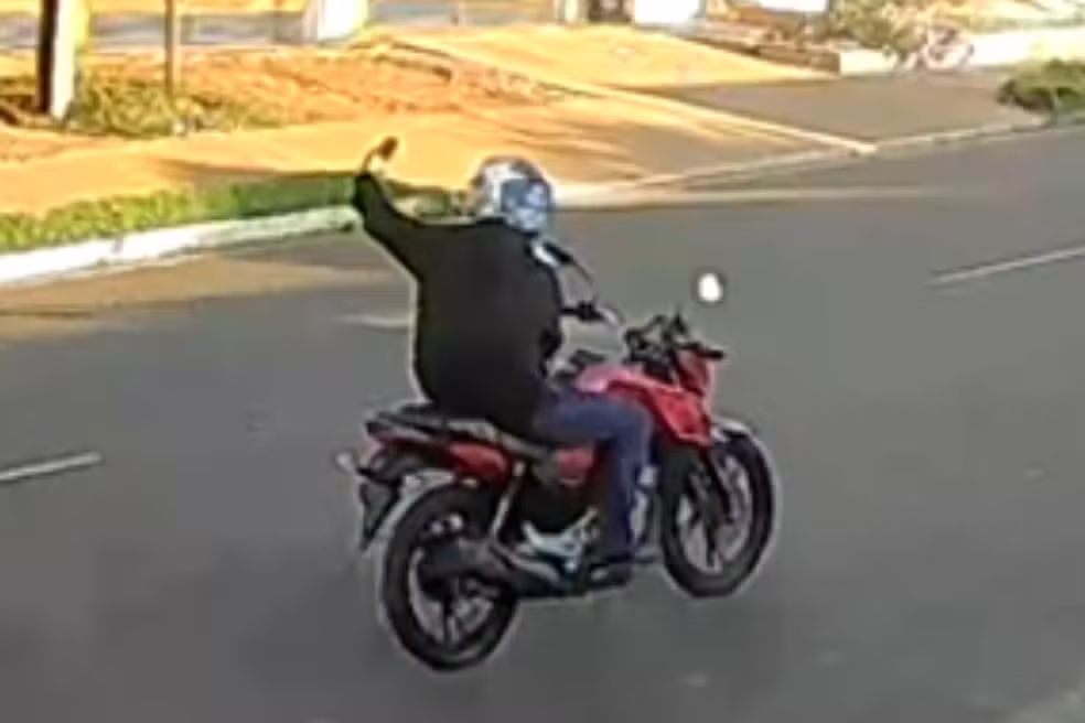 Motociclista se filma ao pilotar e atropela idoso de bicicleta em Campo Grande
