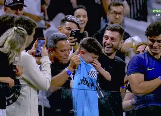 Garoto corintiano se emocionou ao receber de Neymar a camisa usada no clássico - Foto: Reprodução