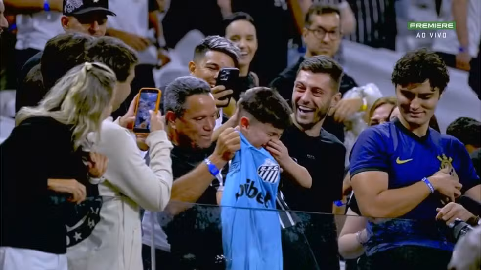 Neymar dá camisa a garoto corintiano, que deixa estádio sob escolta
