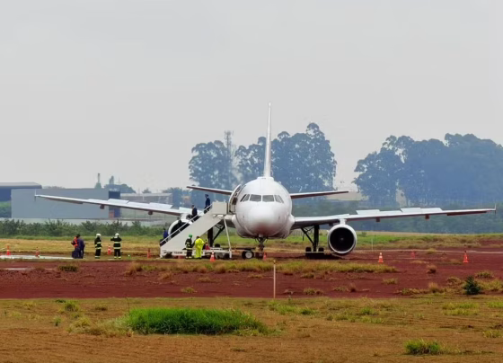 Avião da Latam saiu da pista durante pouso em Cascavel e ficou atolado em área de lama - Foto: RPC Cascavel