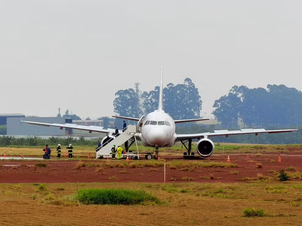 Avião da Latam sai da pista em Cascavel com 151 pessoas a bordo
